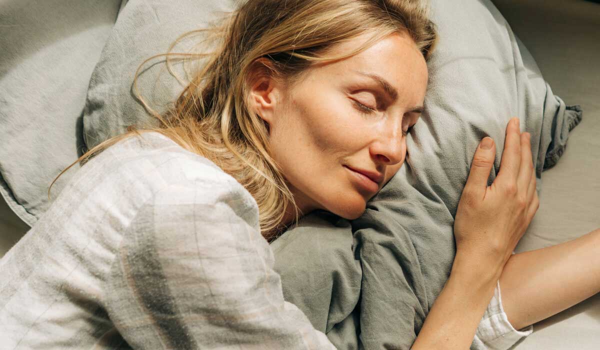 تصویر مقاله راز پوست شفاف و جوان: تأثیر خواب و ساعت بیولوژیک بدن بر زیبایی شما | بلارز