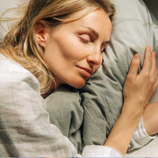 خواب کافی و باکیفیت برای بازسازی و جوان‌سازی سلول‌های پوست صورت؛ تأثیر مثبت ساعت بیولوژیک بر شفافیت پوست و کاهش چروک.