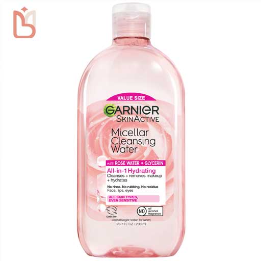 زن جوانی در حال انجام پاکسازی دو مرحله‌ای با استفاده از روغن پاک‌کننده و میسلار واتر برای داشتن پوستی شفاف و سالم