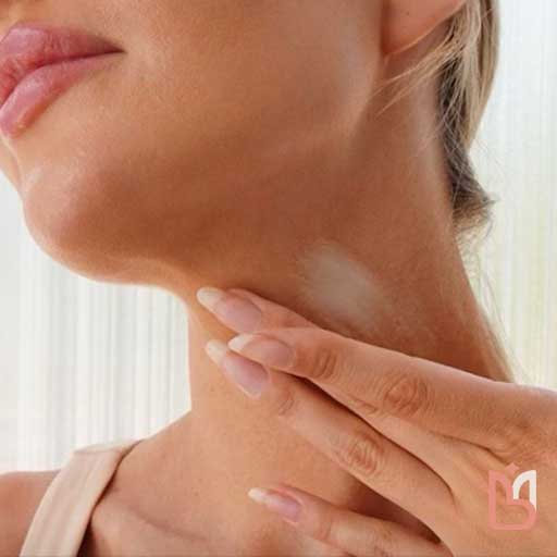 تصویری مقایسه‌ای از گردن و دکلته جوان و صاف در کنار پوستی با علائم پیری و خطوط ظریف، نشان‌دهنده اهمیت مراقبت تخصصی از پوست این نواحی برای جلوگیری از نمایان شدن سن واقعی.