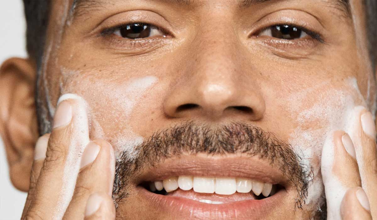 ماساژ ملایم صورت با روغن پاککننده در مرحله اول دابل کلینزینگ برای انحلال عمقی سبوم، ضدآفتاب و آلودگیهای منافذ پوست ماساژ ملایم صورت با روغن پاککننده در مرحله اول دابل کلینزینگ برای انحلال عمقی سبوم، ضدآفتاب و آلودگیهای منافذ پوست